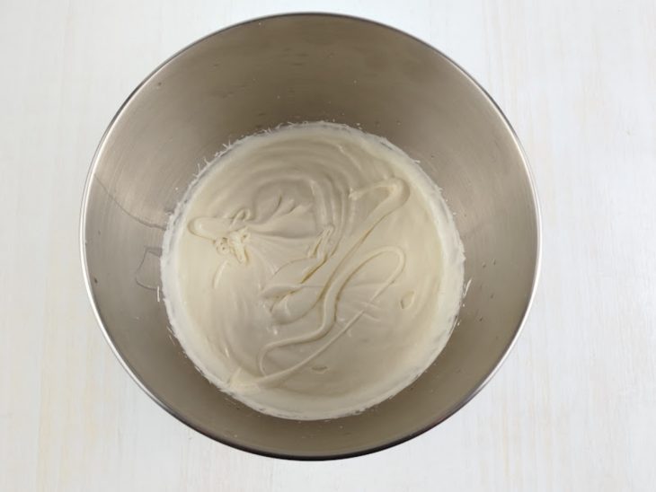 Ingredientes batidos na batedeira.