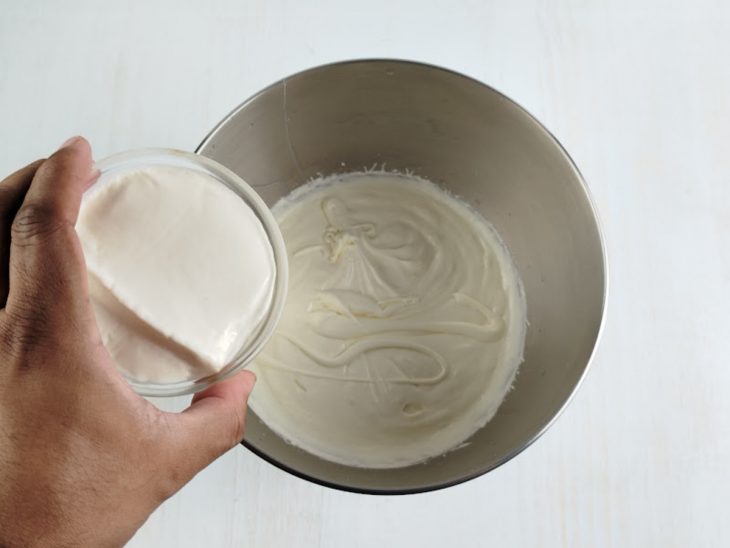 Creme de leite para ser adicionado na tigela.