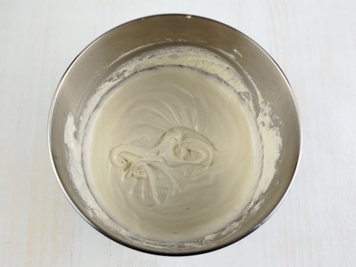 Leite Ninho adicionado e incorporado na tigela.