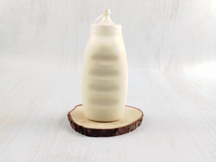 Calda de água com leite condensado preparado numa bisnaga.