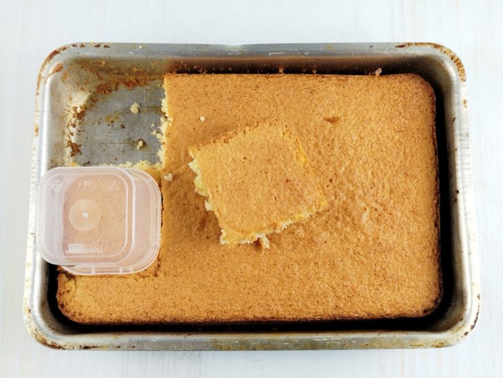 Porções da massa cortadas com o potinho do bolo.