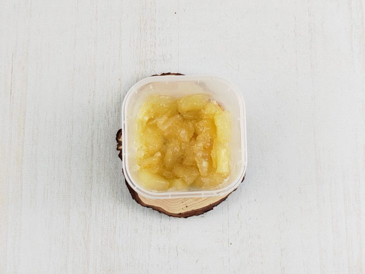 Camada de compota de abacaxi adicionada no pote.