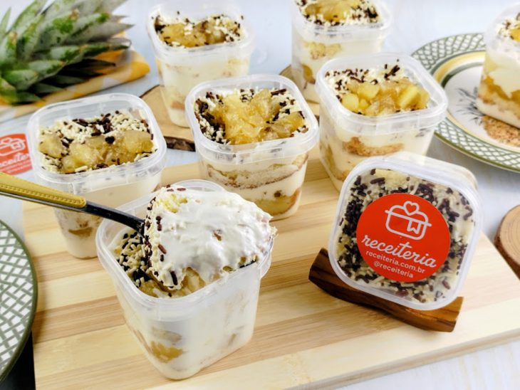 Bolos de pote de abacaxi prontos para servir.