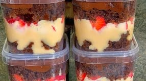 Bolo de pote de chocolate com morango fit