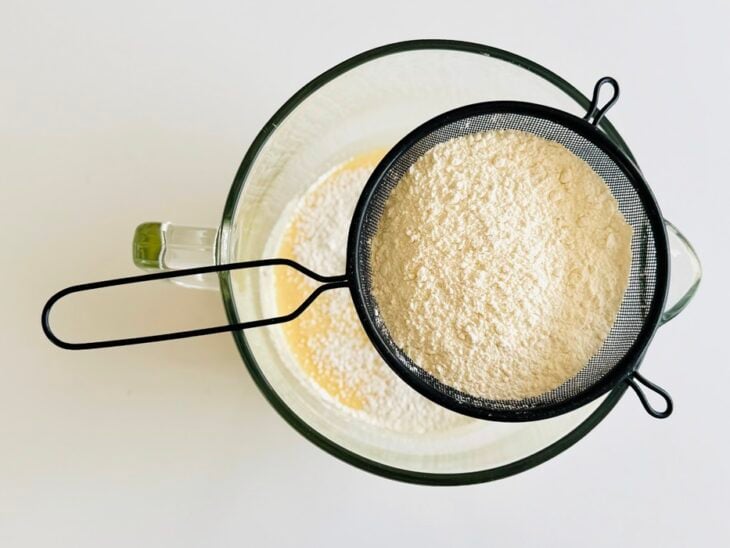 Ingredientes secos peneirados no liquidificador.
