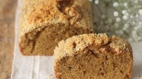 Bolo de rapadura com crocante de amendoim
