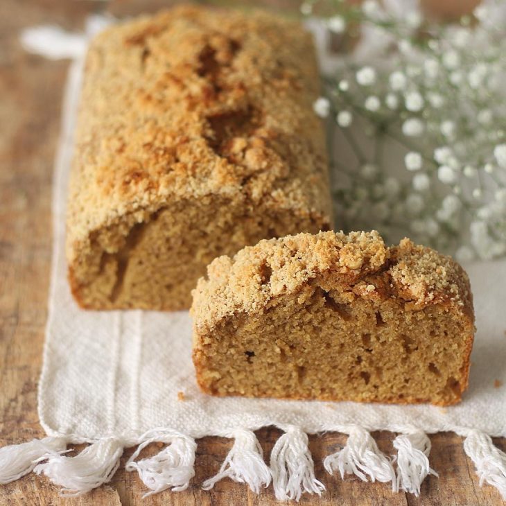 Bolo de rapadura com crocante de amendoim