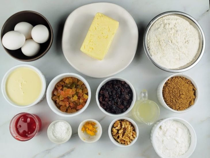Ingredientes para a receita de bolo de reis separados em uma bancada.