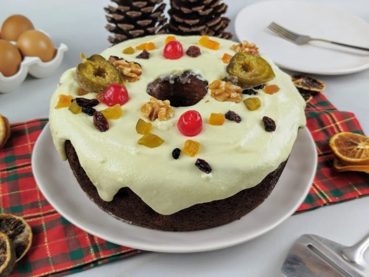 Bolo de reis finalizado com cobertura e frutas cristalizadas.