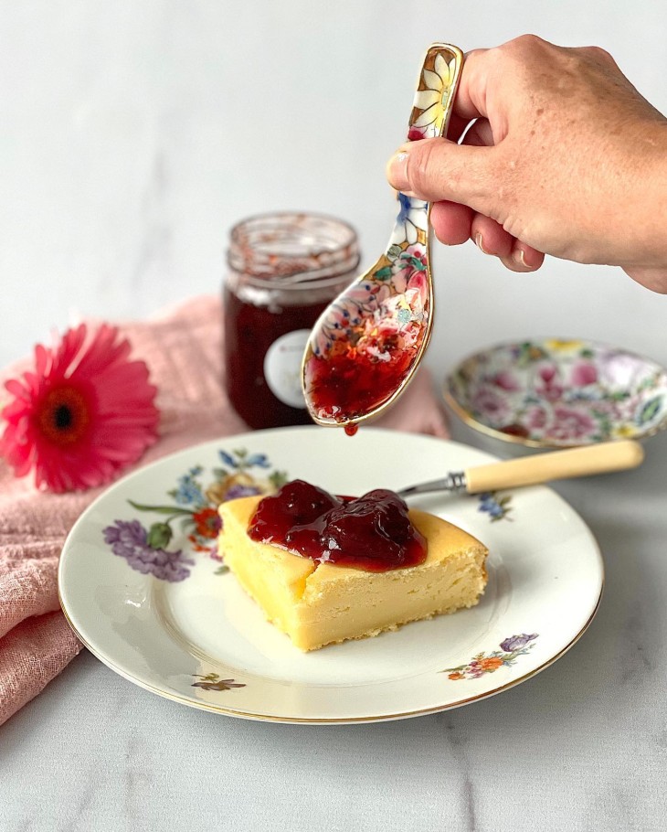 Bolo de ricota com geleia de morango