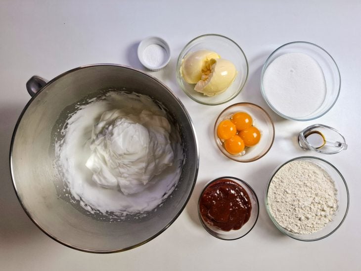 Ingredientes da receita reunidos em uma bancada.