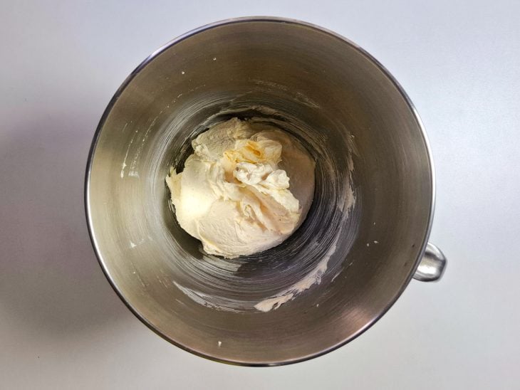 Ingredientes incorporados numa tigela.