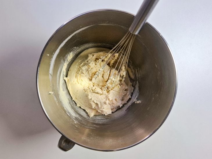 Ingredientes adicionados e batidos na tigela.