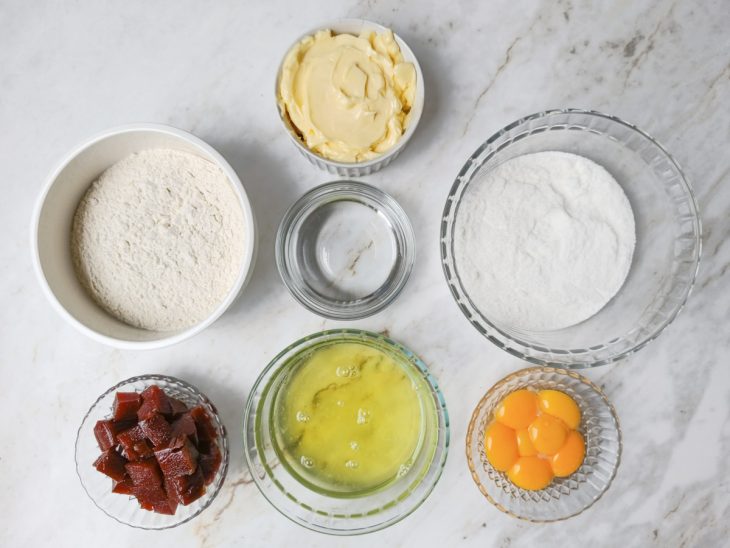 Ingredientes reunidos para o preparo da receita de bolo de rolo.