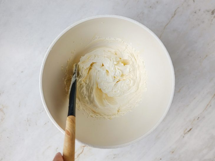 Manteiga e açúcar batidos na batedeira.