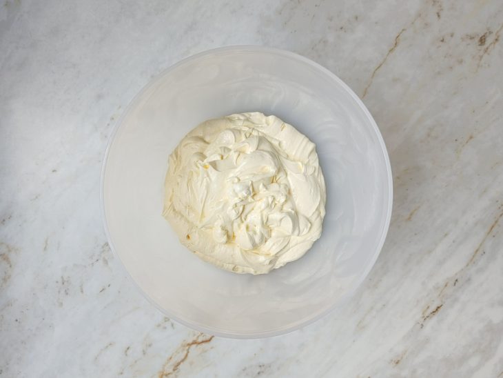 Massa reservada numa tigela.