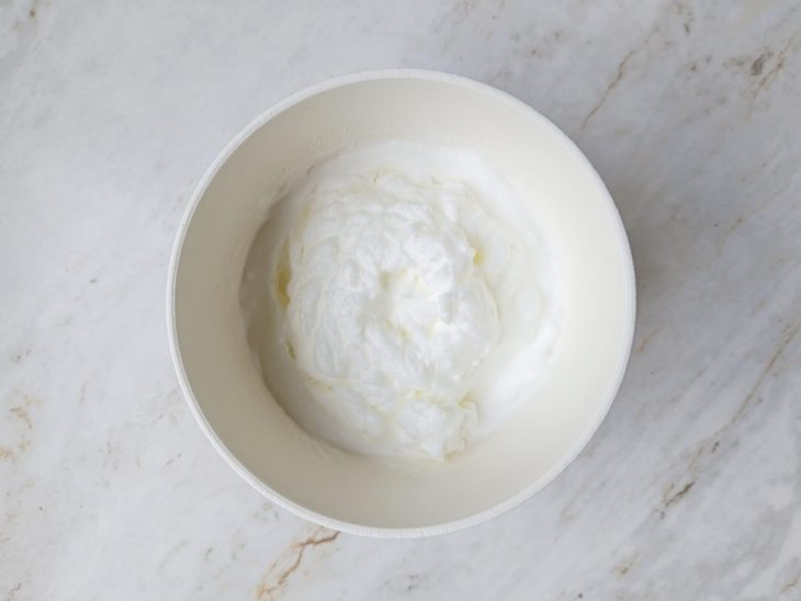 Claras em ponto de neve.