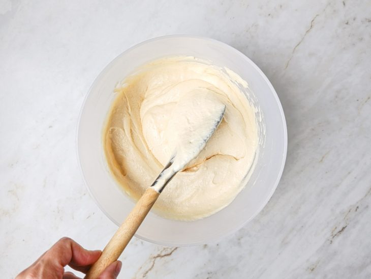 Farinha de trigo adicionada e incorporada.