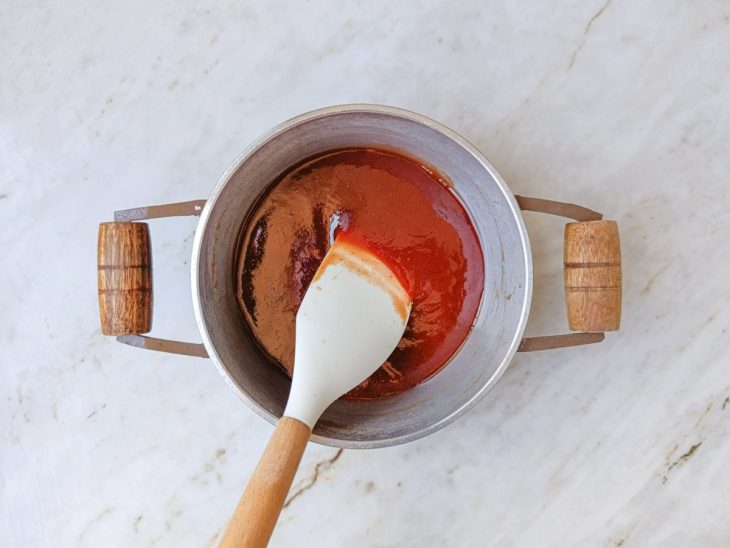 Goiabada sendo dissolvida em água numa panela.