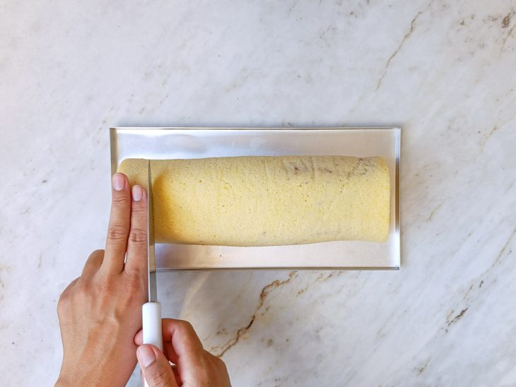 Fatia sendo cortada com base na medida de dois dedos.