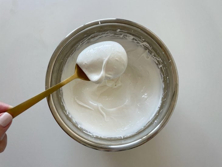 Merengue sendo batido até atingir ponto firme e brilhante.