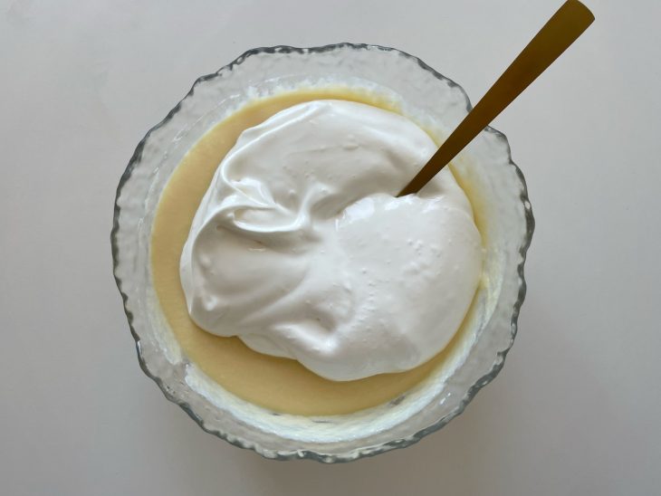 Creme frio sendo incorporado delicadamente ao merengue.