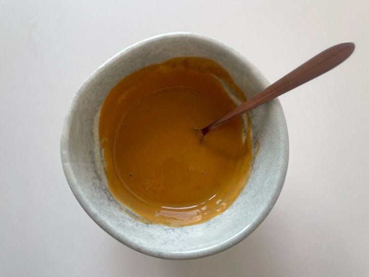 Calda de doce de leite sendo preparada e misturada com creme de leite.