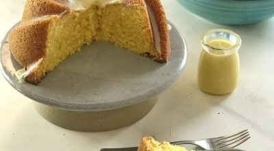 Bolo de tangerina com calda de chocolate branco