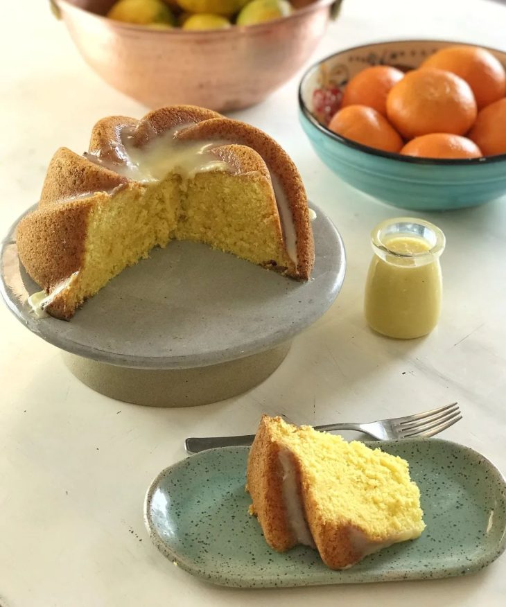 Bolo de tangerina com calda de chocolate branco