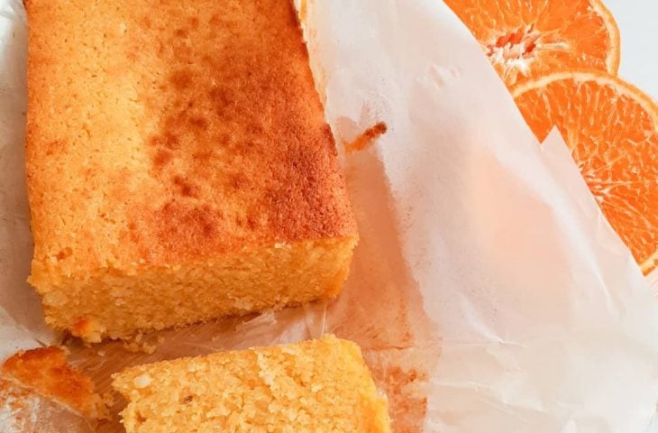 Bolo de tangerina com fubá