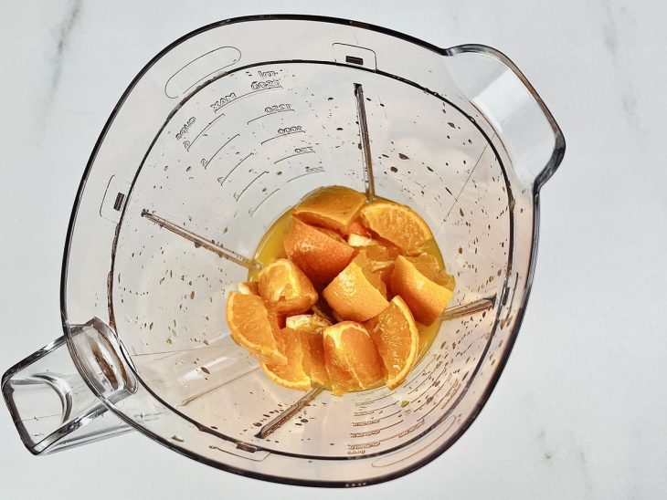 Pedaços e suco das mexericas no liquidificador.