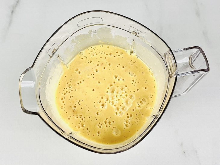 Ovos, óleo, açúcar e a farinha de trigo adicionados ao liquidificador.