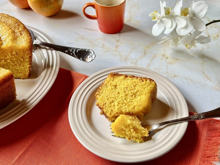 Bolo de tangerina pronto para consumo.