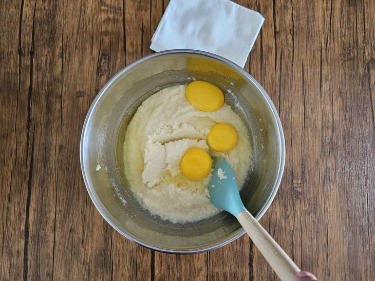 Um recipiente contendo a mistura de tapioca granulada, manteiga, leite quente, açúcar e ovos