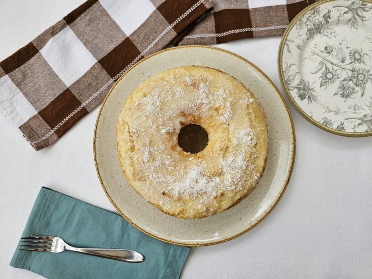 Um recipiente contendo bolo de tapioca.