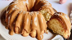 Bolo de tapioca com cobertura de doce de leite