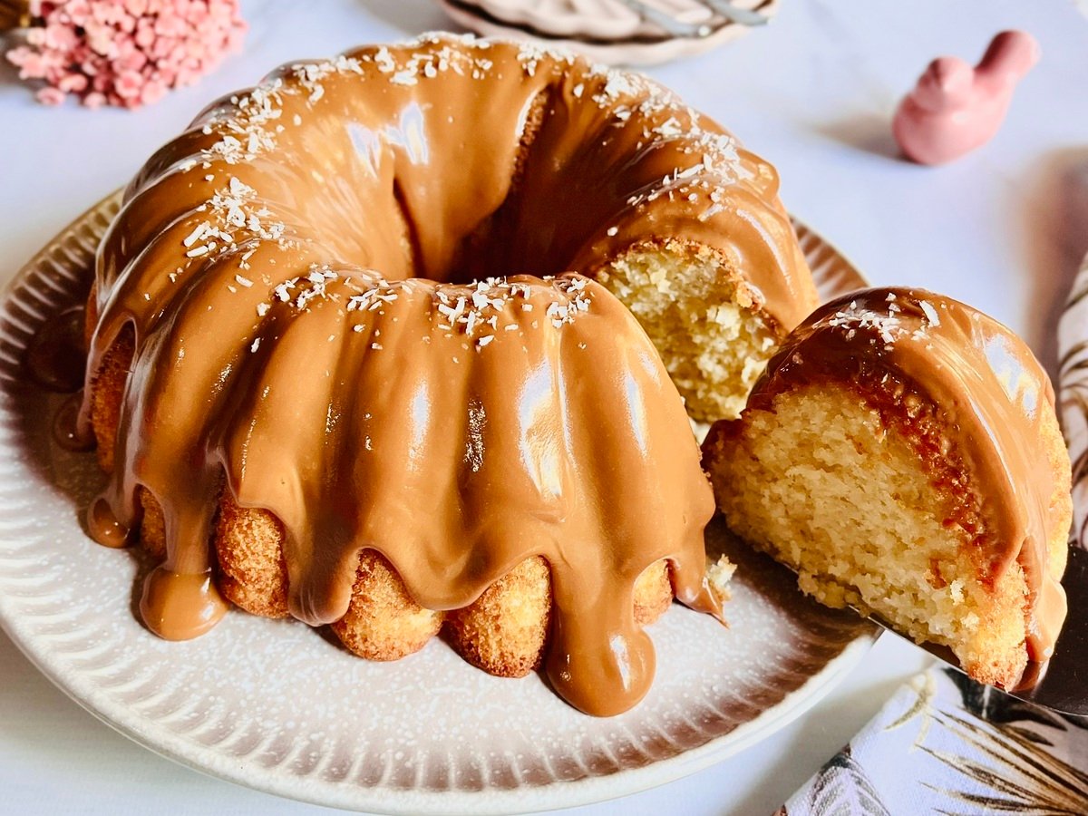 Bolo de tapioca com cobertura de doce de leite