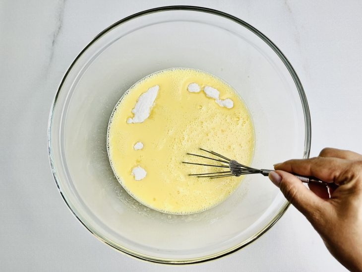 adição dos ovos batidos a tapioca hidratada.