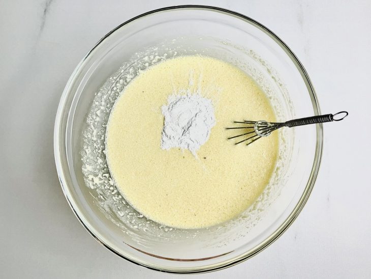 fermento adicionado a massa de bolo de tapioca.