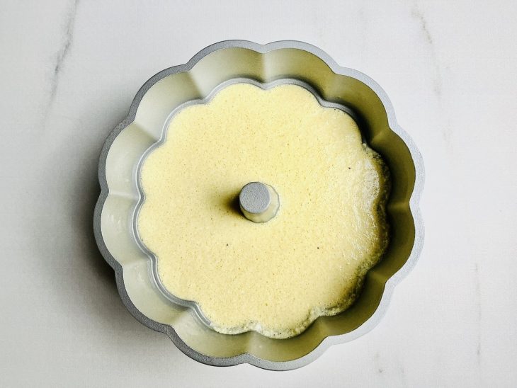massa de bolo de tapioca na forma untada.
