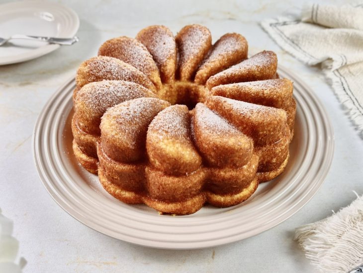 bolo de tapioca desenformado e finalizado.