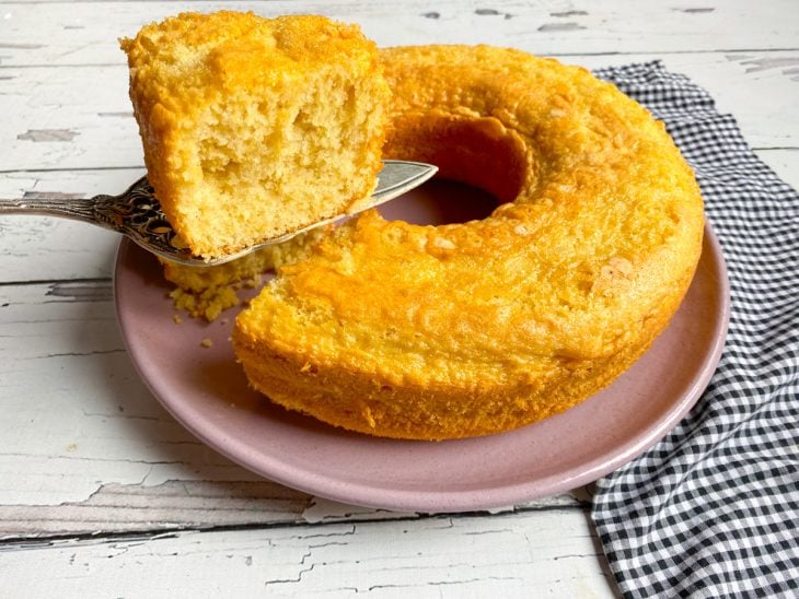 Um recipiente contendo bolo de tapioca de liquidificador.