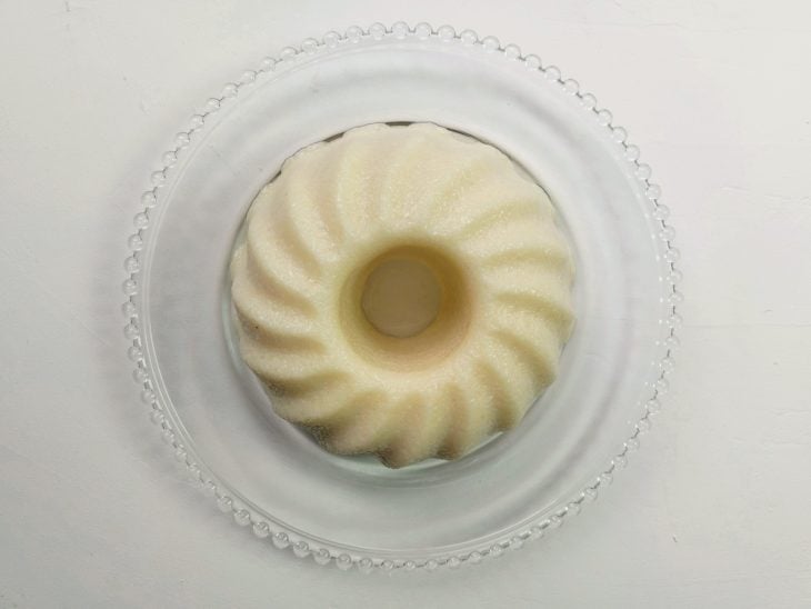 Um prato com o bolo de tapioca desenformado.