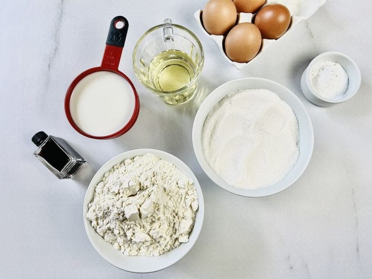 Ingredientes para a receita de bolo de trigo comum.