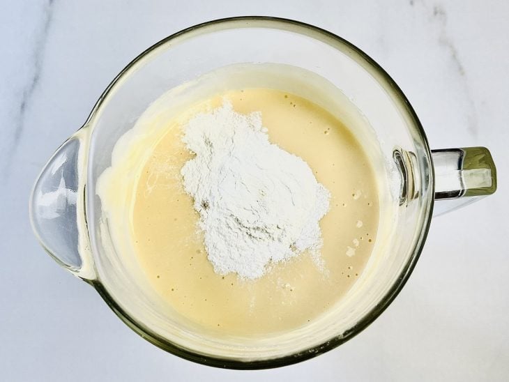 Farinha de trigo e fermento adicionados na mistura do liquidificador.
