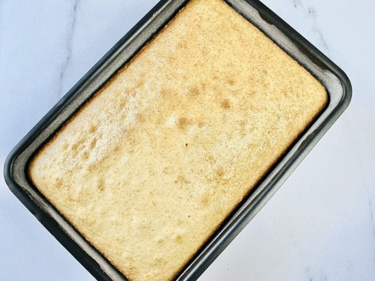 Bolo de trigo comum assado em uma forma.