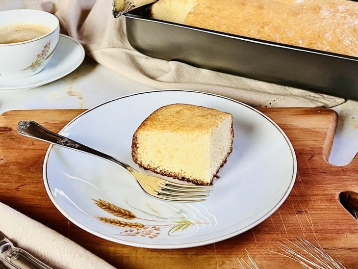 Fatia de bolo de trigo comum servida em um prato individual.