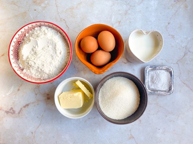 Ingredientes da receita reunidos em uma superfície branca.
