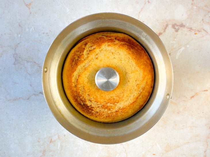 Bolo assado em uma forma de furo.