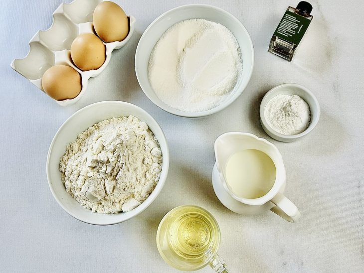 Ingredientes organizados sobre a bancada.